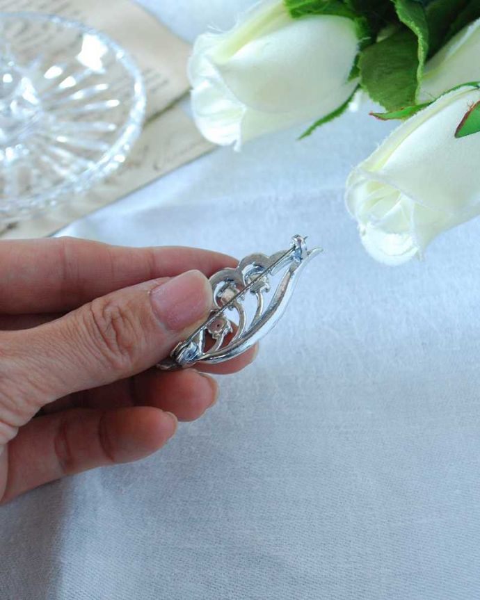 アンティーク その他の雑貨　アンティーク雑貨　イギリスで見つけたアンティークアクセサリー、輝くリーフのブローチ。裏から見ると･･･ちゃんと磨いて、キレイにお直ししたのでしっかり使えます。(h-614-z)