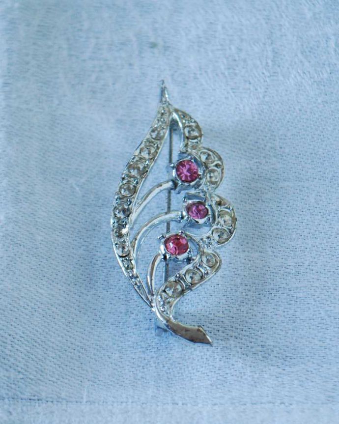 アンティーク その他の雑貨　アンティーク雑貨　イギリスで見つけたアンティークアクセサリー、輝くリーフのブローチ。上から見るとこんな感じですアンティークなので多少のキズ・汚れがある場合がありますが、使用上問題はありませんので、ご了承下さい。(h-614-z)