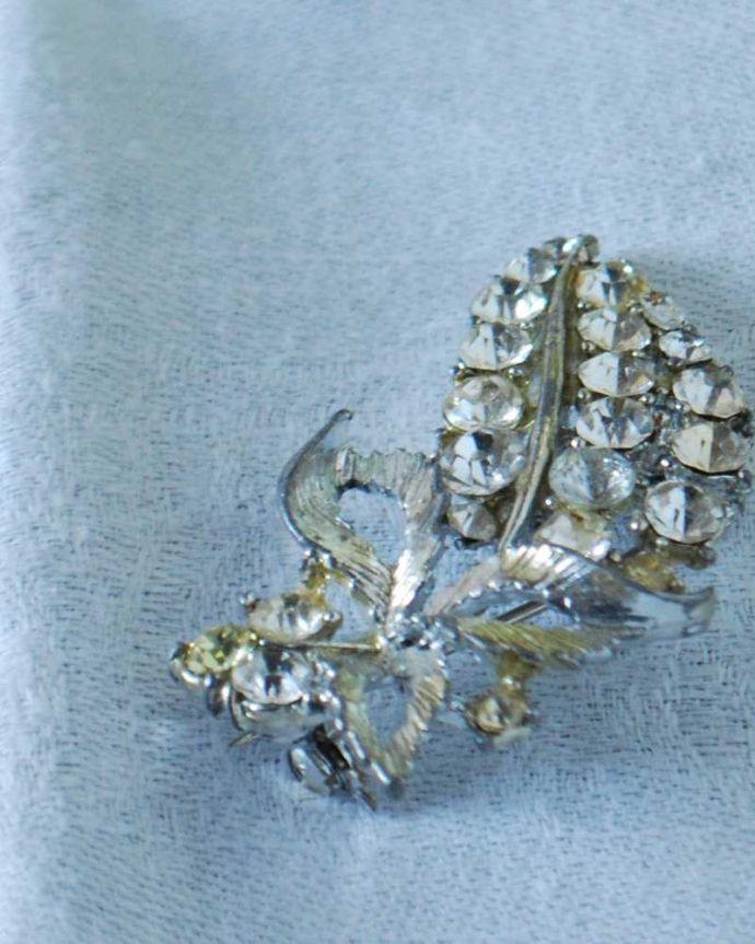 アンティーク その他の雑貨　アンティーク雑貨　イギリスで見つけた輝くお花のアンティークアクセサリー（ブローチ）。年月を重ねた大人の雰囲気現代作られたものとは、なんだか雰囲気が違うアンティークのアクセサリー。(h-615-z)