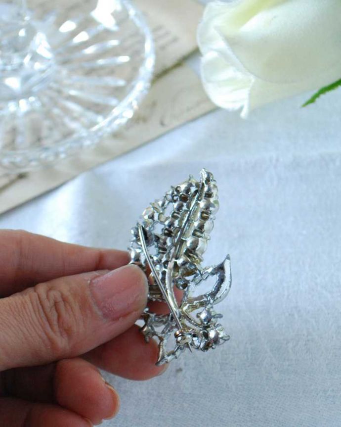 アンティーク その他の雑貨　アンティーク雑貨　イギリスで見つけた輝くお花のアンティークアクセサリー（ブローチ）。裏から見ると･･･ちゃんと磨いて、キレイにお直ししたのでしっかり使えます。(h-615-z)