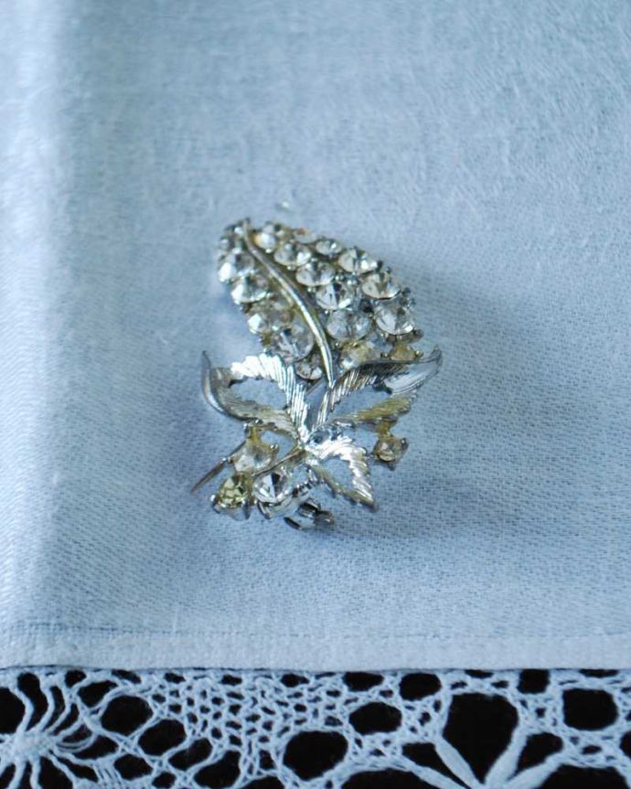アンティーク その他の雑貨　アンティーク雑貨　イギリスで見つけた輝くお花のアンティークアクセサリー（ブローチ）。パーツが取れているので、SALE価格ですアンティークなので多少のキズ・汚れがある場合がありますが、使用上問題はありませんので、ご了承下さい。(h-615-z)