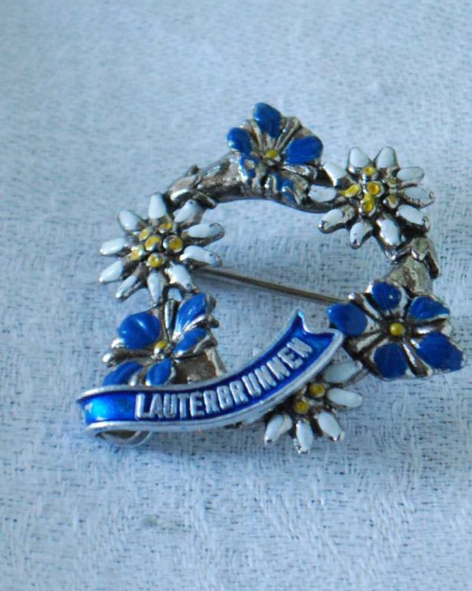 アンティーク その他の雑貨　アンティーク雑貨　お花が可愛いイギリスから到着したアンティークブローチ（アクセサリー）。年月を重ねた大人の雰囲気現代作られたものとは、なんだか雰囲気が違うアンティークのアクセサリー。(h-616-z)