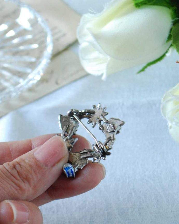 アンティーク その他の雑貨　アンティーク雑貨　お花が可愛いイギリスから到着したアンティークブローチ（アクセサリー）。裏から見ると･･･ちゃんと磨いて、キレイにお直ししたのでしっかり使えます。(h-616-z)