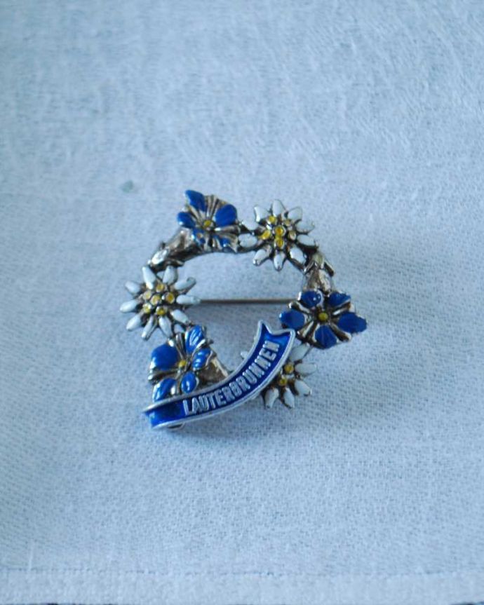 アンティーク その他の雑貨　アンティーク雑貨　お花が可愛いイギリスから到着したアンティークブローチ（アクセサリー）。上から見るとこんな感じですアンティークなので多少のキズ・汚れがある場合がありますが、使用上問題はありませんので、ご了承下さい。(h-616-z)