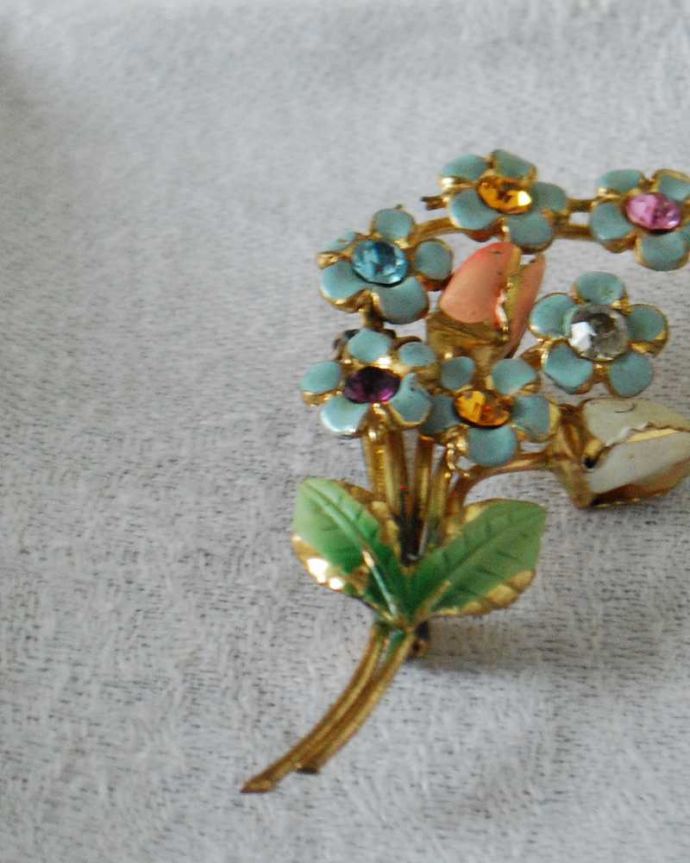 アンティーク その他の雑貨　アンティーク雑貨　イギリスで見つけたお花がきらきら輝く、フラワーブーケの可愛いアンティークブローチ。年月を重ねた大人の雰囲気現代作られたものとは、なんだか雰囲気が違うアンティークのアクセサリー。(h-628-z)