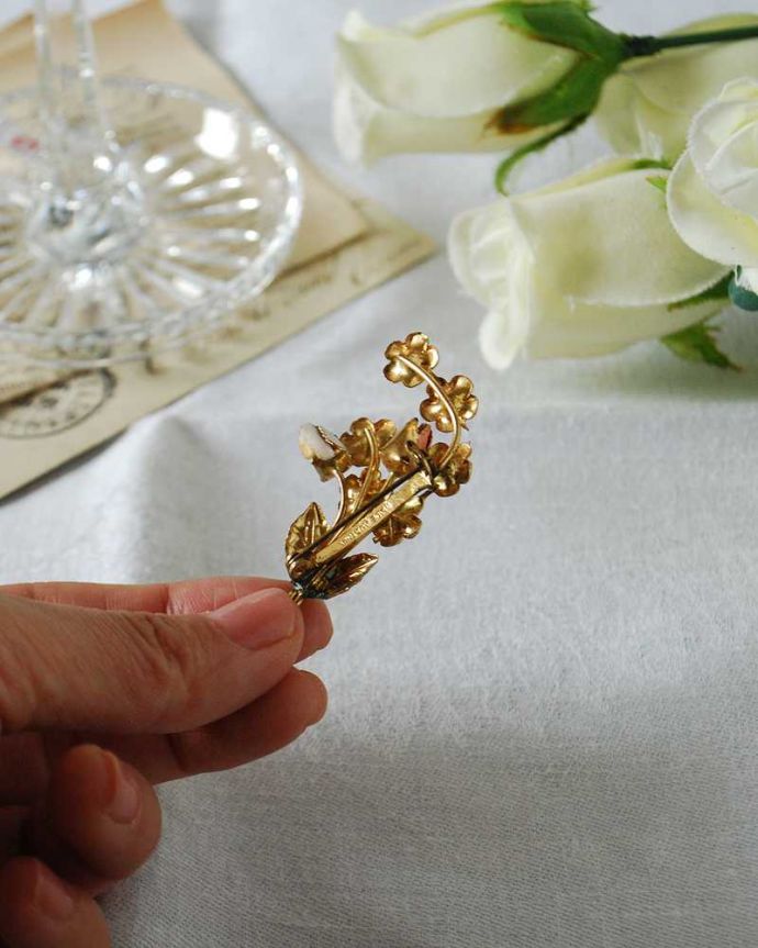 アンティーク その他の雑貨　アンティーク雑貨　イギリスで見つけたお花がきらきら輝く、フラワーブーケの可愛いアンティークブローチ。裏から見ると･･･ちゃんと磨いて、キレイにお直ししたのでしっかり使えます。(h-628-z)