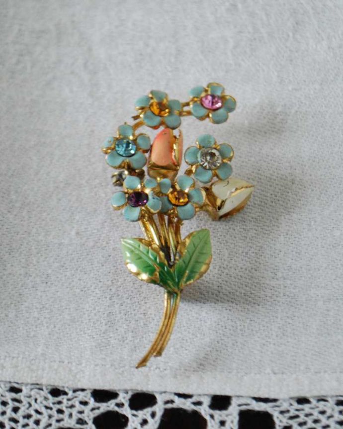 アンティーク その他の雑貨　アンティーク雑貨　イギリスで見つけたお花がきらきら輝く、フラワーブーケの可愛いアンティークブローチ。上から見るとこんな感じですアンティークなので多少のキズ・汚れがある場合がありますが、使用上問題はありませんので、ご了承下さい。(h-628-z)