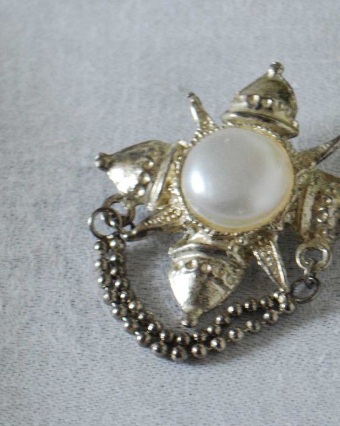 アンティーク その他の雑貨　アンティーク雑貨　イギリスで見つけたアンティークアクセサリー、英国らしいクラシカルなブローチ 。年月を重ねた大人の雰囲気現代作られたものとは、なんだか雰囲気が違うアンティークのアクセサリー。(h-630-z)