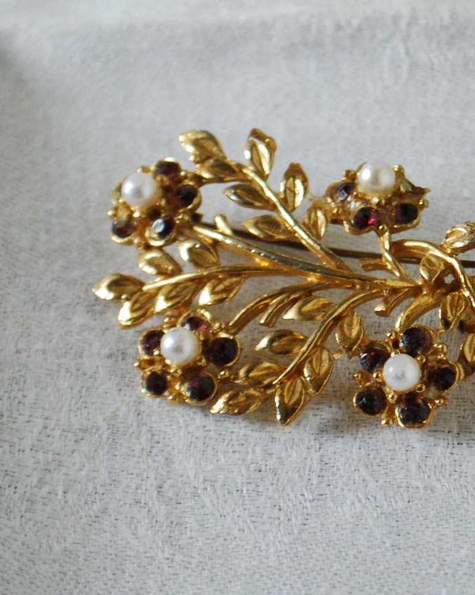 アンティーク その他の雑貨　アンティーク雑貨　イギリスで見つけたアンティーク、パールが付いたお花が可愛いブローチ。年月を重ねた大人の雰囲気現代作られたものとは、なんだか雰囲気が違うアンティークのアクセサリー。(h-631-z)