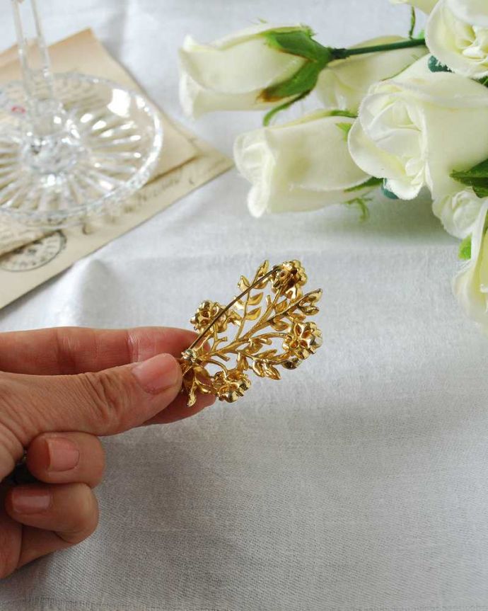 アンティーク その他の雑貨　アンティーク雑貨　イギリスで見つけたアンティーク、パールが付いたお花が可愛いブローチ。裏から見ると･･･ちゃんと磨いて、キレイにお直ししたのでしっかり使えます。(h-631-z)