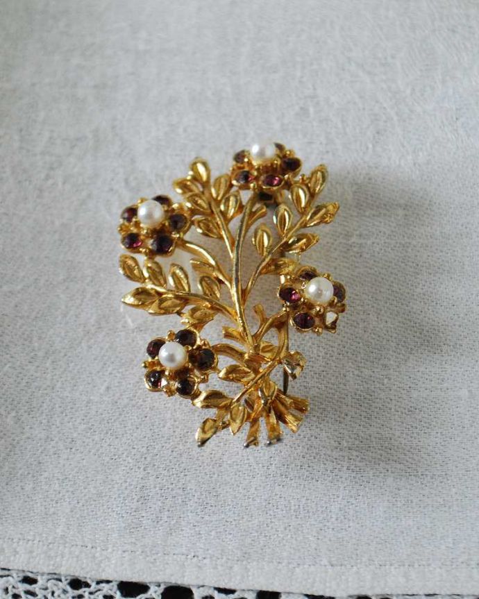 アンティーク その他の雑貨　アンティーク雑貨　イギリスで見つけたアンティーク、パールが付いたお花が可愛いブローチ。上から見るとこんな感じですアンティークなので多少のキズ・汚れがある場合がありますが、使用上問題はありませんので、ご了承下さい。(h-631-z)