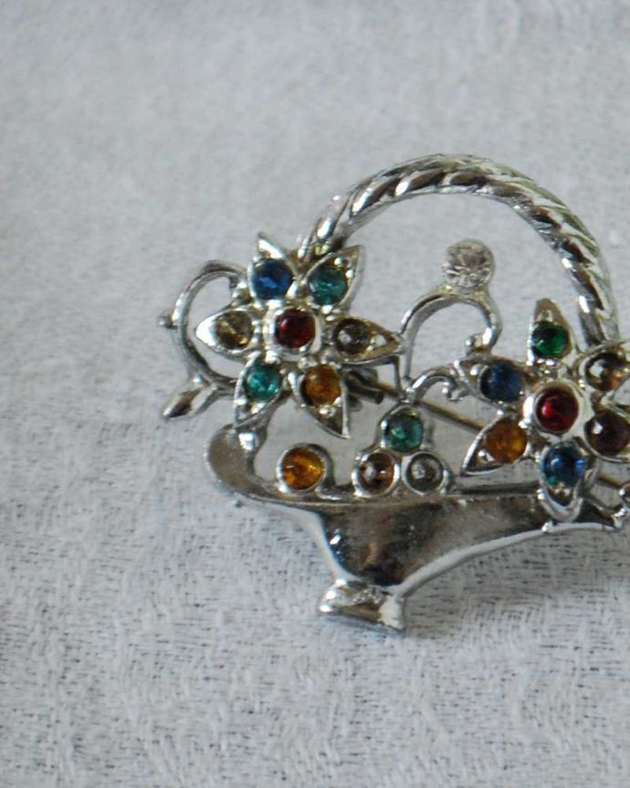 アンティーク その他の雑貨 アンティーク雑貨 イギリスで見つけたお花がきらきら輝く、フラワーバスケットの可愛いアンティークブローチ。年月を重ねた大人の雰囲気現代作られたものとは、なんだか雰囲気が違うアンティークのアクセサリー。(h-632-z)