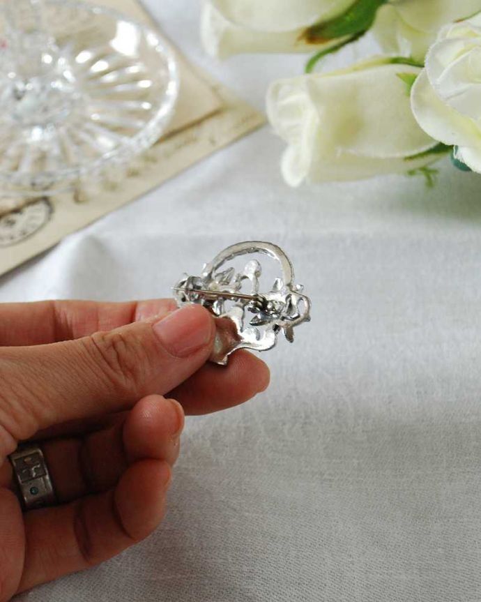 アンティーク その他の雑貨 アンティーク雑貨 イギリスで見つけたお花がきらきら輝く、フラワーバスケットの可愛いアンティークブローチ。裏から見ると・・・ちゃんと磨いて、キレイにお直ししたのでしっかり使えます。(h-632-z)