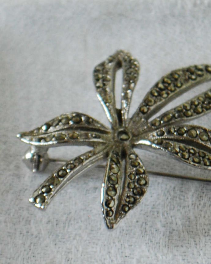 アンティーク その他の雑貨 アンティーク雑貨 お花の装飾が素敵なイギリスで買い付けてきたアンティークのブローチ。年月を重ねた大人の雰囲気現代作られたものとは、なんだか雰囲気が違うアンティークのアクセサリー。(h-657-z)