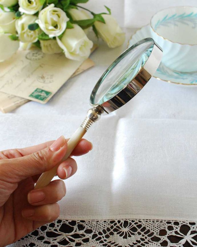 アンティーク シルバー製 アンティーク雑貨 白蝶貝のハンドルが美しいアンティークシルバーのルーペ(マザーオブパール)。近くで見てみると・・・アンティークなので多少のキズやカケがある場合はありますが、使用上問題はありませんのでご了承下さい。(h-663-z)