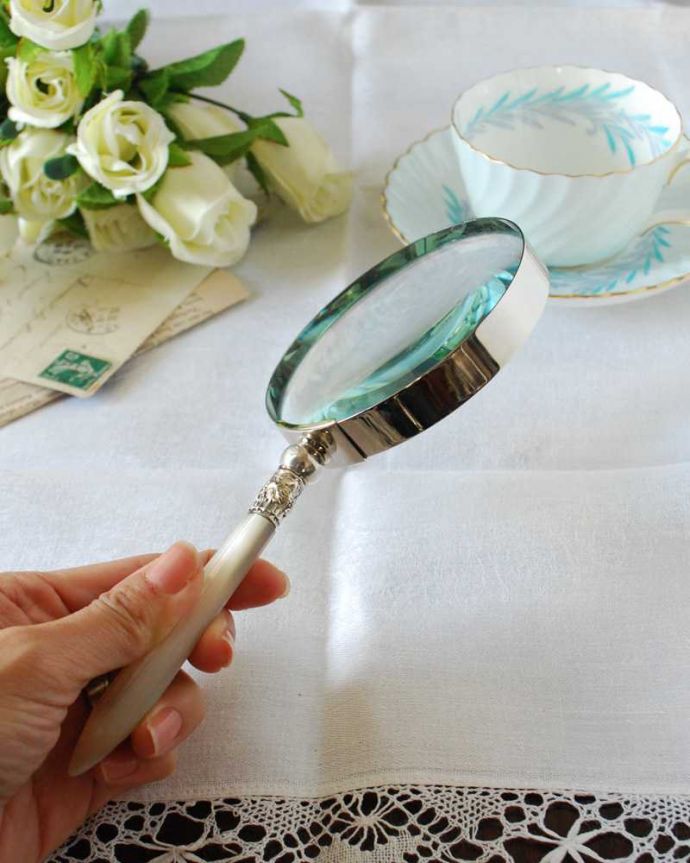 アンティーク シルバー製 アンティーク雑貨 イギリスで見つけた白蝶貝が美しいアンティークルーペ(マザーオブパール)。実際に使える美しいアンティーク見た目はもちろん、拡大鏡としてちゃんと使えるルーペ。(h-666-z)