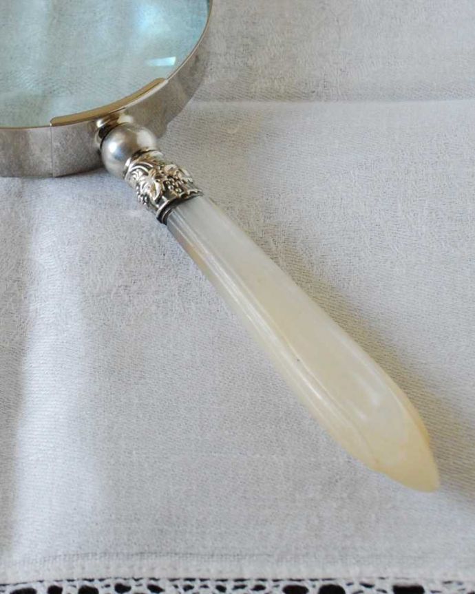 アンティーク シルバー製 アンティーク雑貨 イギリスで見つけた白蝶貝が美しいアンティークルーペ(マザーオブパール)。近くで見てみると・・・アンティークなので多少のキズやカケがある場合はありますが、使用上問題はありませんのでご了承下さい。(h-666-z)