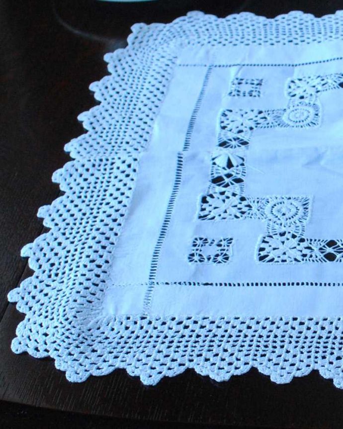 アンティーク 布製の雑貨 アンティーク雑貨 イギリスで見つけたハンドメイドの小さなテーブルクロス、アンティークドイリーレース。一枚一枚手作業で丁寧に編み込まれていますハンドメイドの繊細さとあたたかさがあります。(h-673-z)