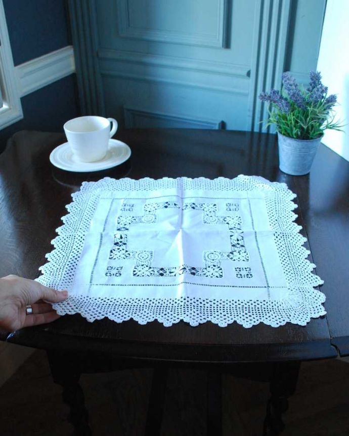 アンティーク 布製の雑貨 アンティーク雑貨 イギリスで見つけたハンドメイドの小さなテーブルクロス、アンティークドイリーレース。コンディションの良いものだけを選びましたアンティークなので、多少の汚れやシミがある場合がありますが、キレイなものだけを選んできました。(h-673-z)