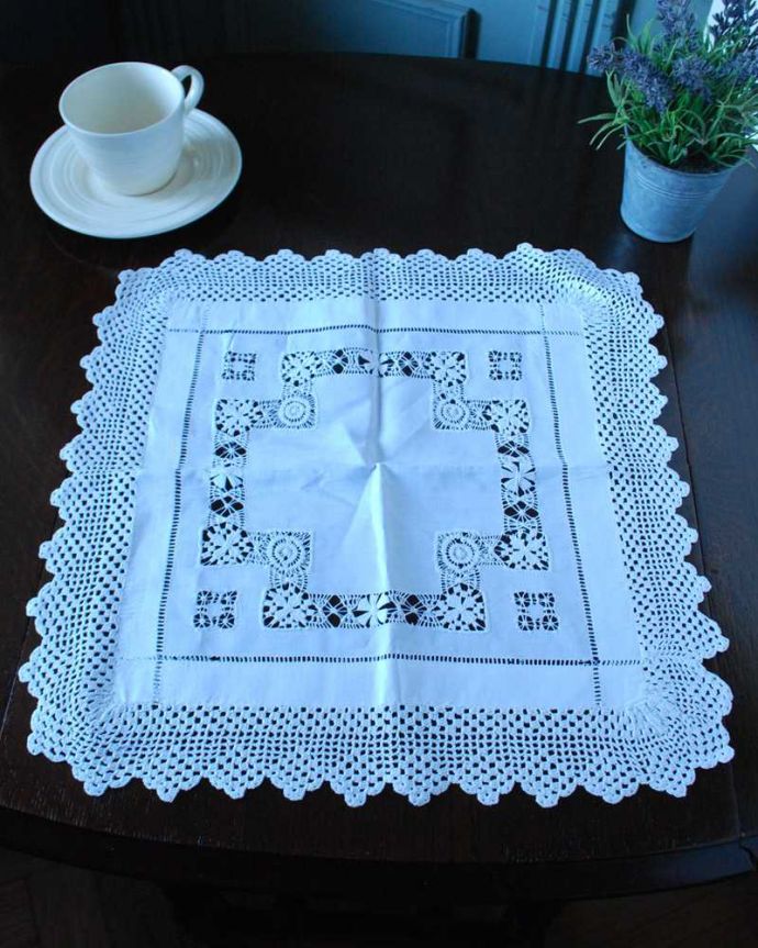 アンティーク 布製の雑貨 アンティーク雑貨 イギリスで見つけたハンドメイドの小さなテーブルクロス、アンティークドイリーレース。上から見ると・・・こんな形のドイリーです。(h-673-z)