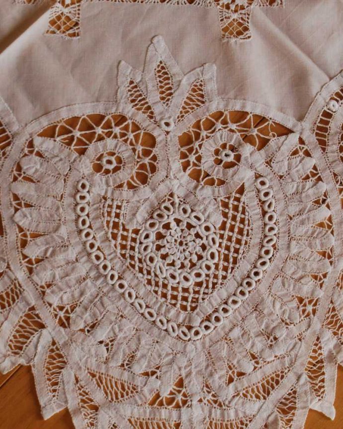 アンティーク 布製の雑貨 アンティーク雑貨 お花のカットワークが美しい、豪華なアンティークテーブルクロス(ドイリー) 。一枚一枚手作業で丁寧に編み込まれていますハンドメイドの繊細さとあたたかさがあります。(h-677-z)