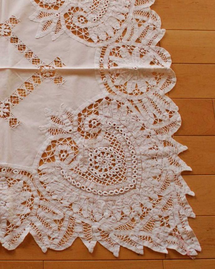 アンティーク 布製の雑貨 アンティーク雑貨 お花のカットワークが美しい、豪華なアンティークテーブルクロス(ドイリー) 。テーブルに掛けるだけでお部屋雰囲気が変わりますお花のレースがとっても華やかです。(h-677-z)