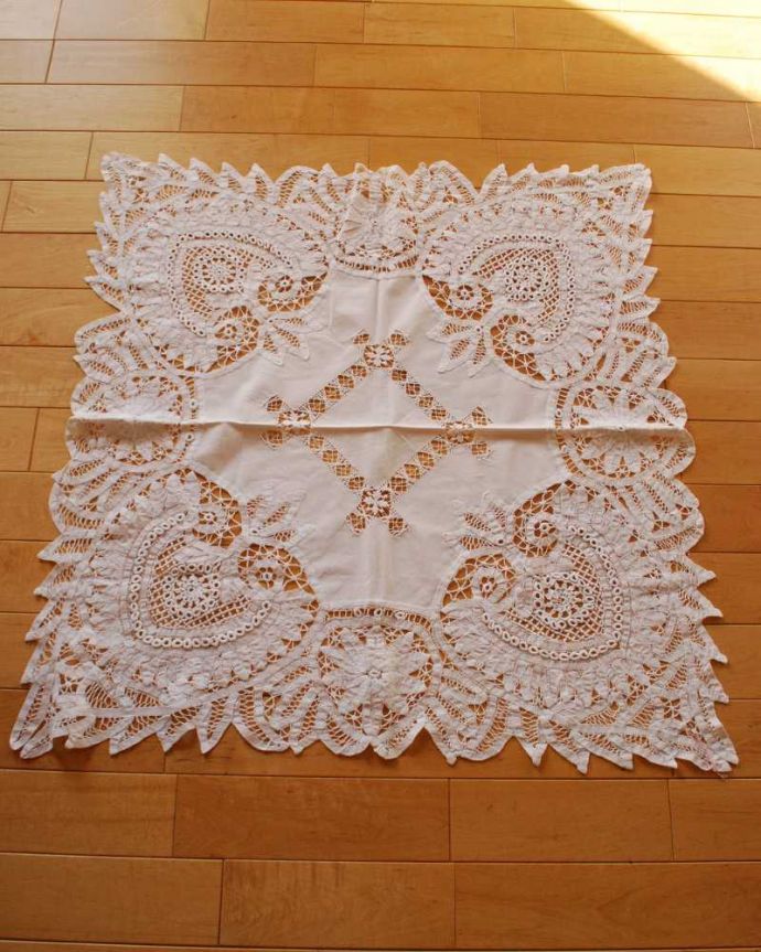 アンティーク 布製の雑貨 アンティーク雑貨 お花のカットワークが美しい、豪華なアンティークテーブルクロス(ドイリー) 。上から見ると・・・こんな形のドイリーです。(h-677-z)