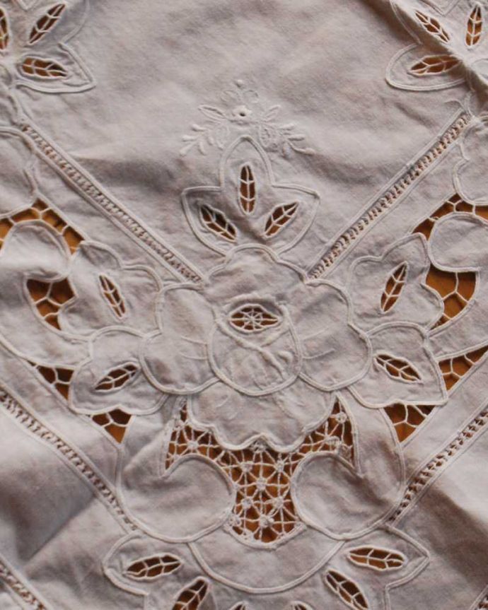 アンティーク 布製の雑貨 アンティーク雑貨 お花のカットワークが華やかなイギリスのアンティークテーブルクロス(ドイリー) 。一枚一枚手作業で丁寧に編み込まれていますハンドメイドの繊細さとあたたかさがあります。(h-678-z)