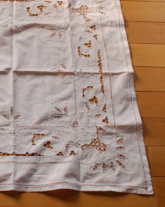 アンティーク 布製の雑貨 アンティーク雑貨 お花のカットワークが華やかなイギリスのアンティークテーブルクロス(ドイリー) 。テーブルに掛けるだけでお部屋雰囲気が変わりますお花のレースがとっても華やかです。(h-678-z)