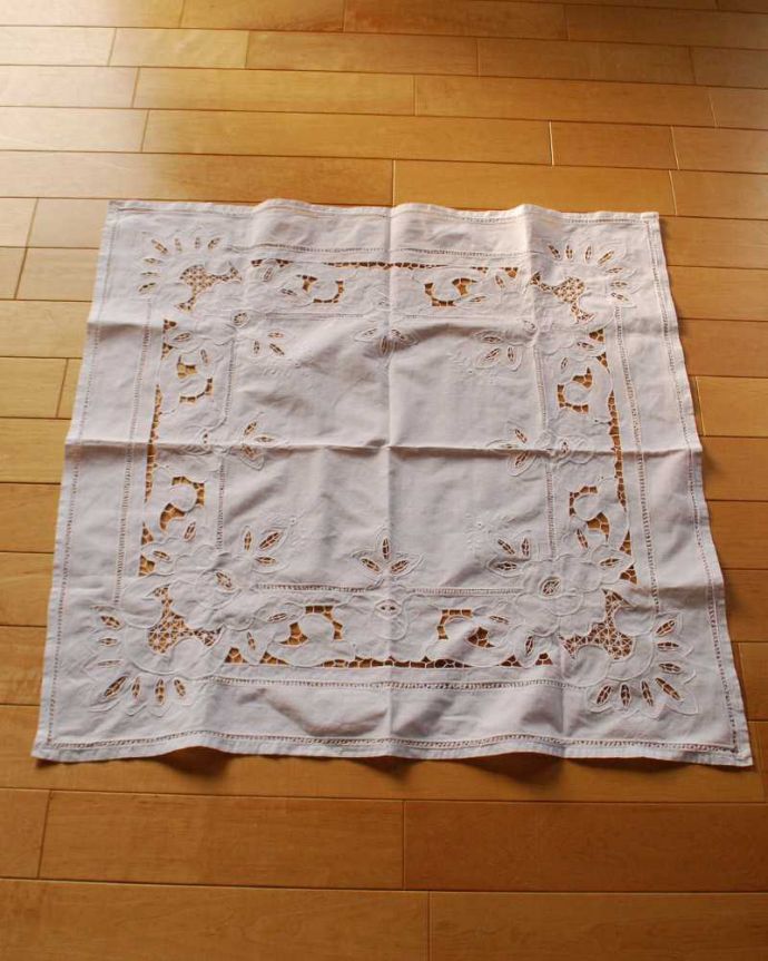 アンティーク 布製の雑貨 アンティーク雑貨 お花のカットワークが華やかなイギリスのアンティークテーブルクロス(ドイリー) 。上から見ると・・・こんな形のドイリーです。(h-678-z)