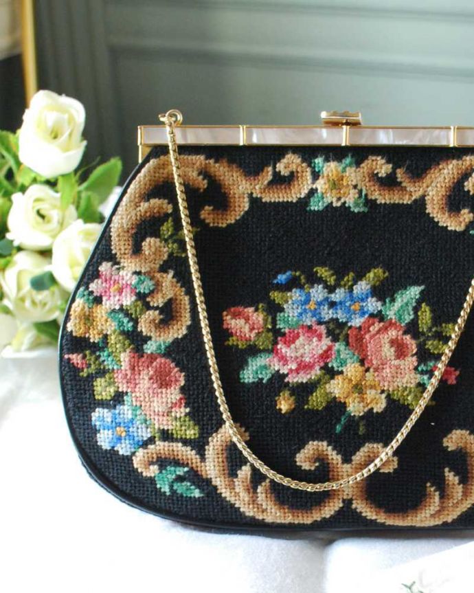アンティーク 布製の雑貨　アンティーク雑貨　華やかな刺繍が可愛いアンティークプチポワンのバッグ。マリーアントワネットが愛した刺繍色とりどりのお花が刺繍で描かれたプチポワンのバッグ。(h-683-z)