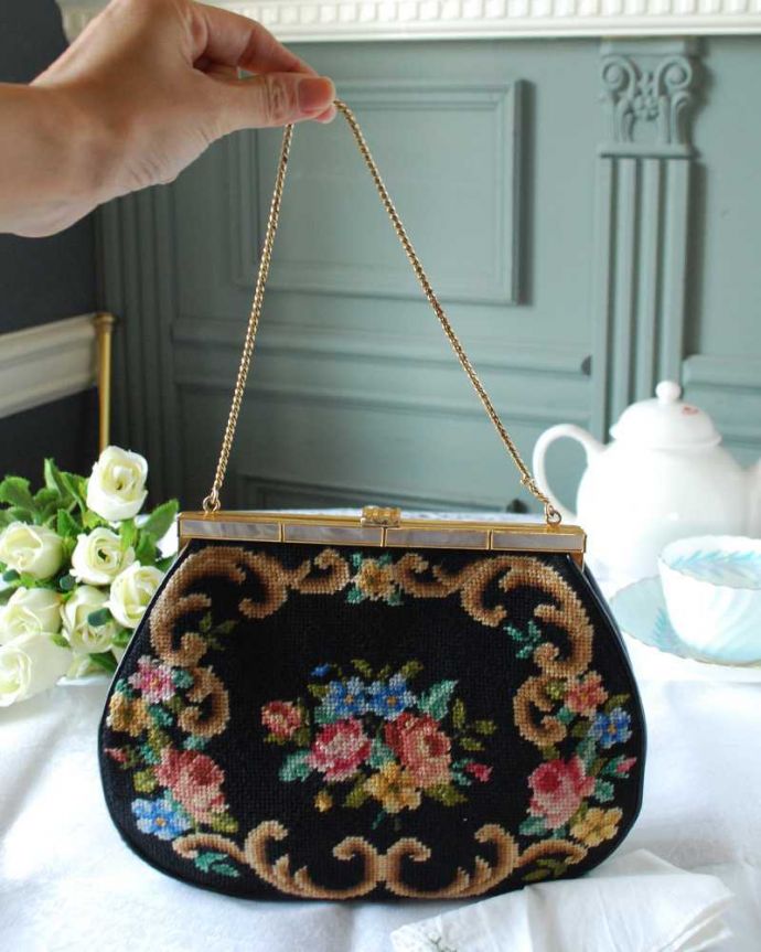 アンティーク 布製の雑貨　アンティーク雑貨　華やかな刺繍が可愛いアンティークプチポワンのバッグ。絵画のような美しさ手刺繍とは思えないほど、細かく美しい絵はまるで絵画の様です。(h-683-z)
