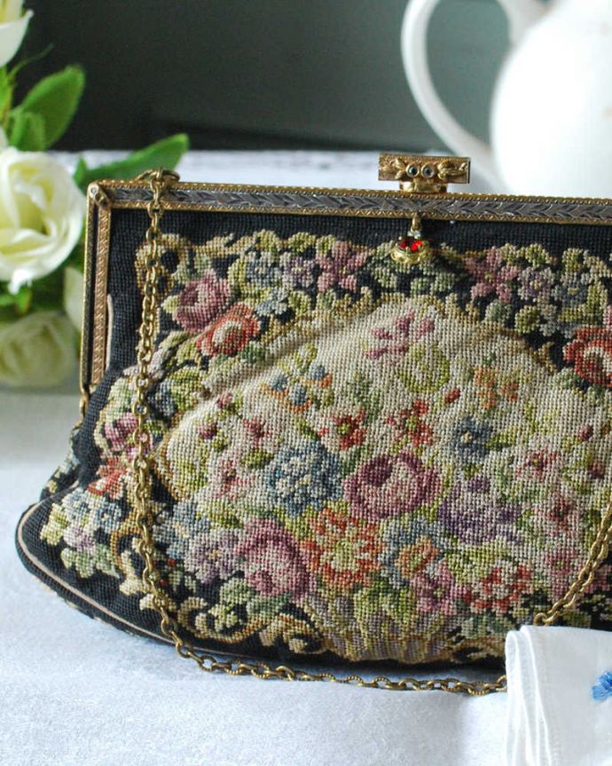 アンティーク 布製の雑貨　アンティーク雑貨　華やかな刺繍が可愛い、イギリスで見つけたアンティークプチポワンのバッグ 。マリーアントワネットが愛した刺繍色とりどりのお花が刺繍で描かれたプチポワンのバック。(h-684-z)