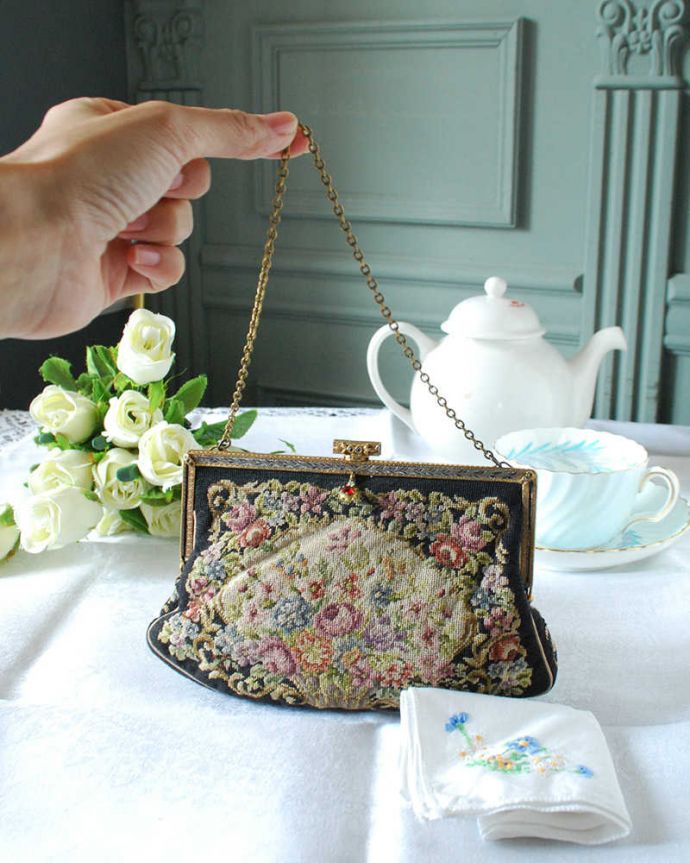 アンティーク 布製の雑貨　アンティーク雑貨　華やかな刺繍が可愛い、イギリスで見つけたアンティークプチポワンのバッグ 。絵画のような美しさ手刺繍とは思えないほど、細かく美しい絵はまるで絵画の様です。(h-684-z)