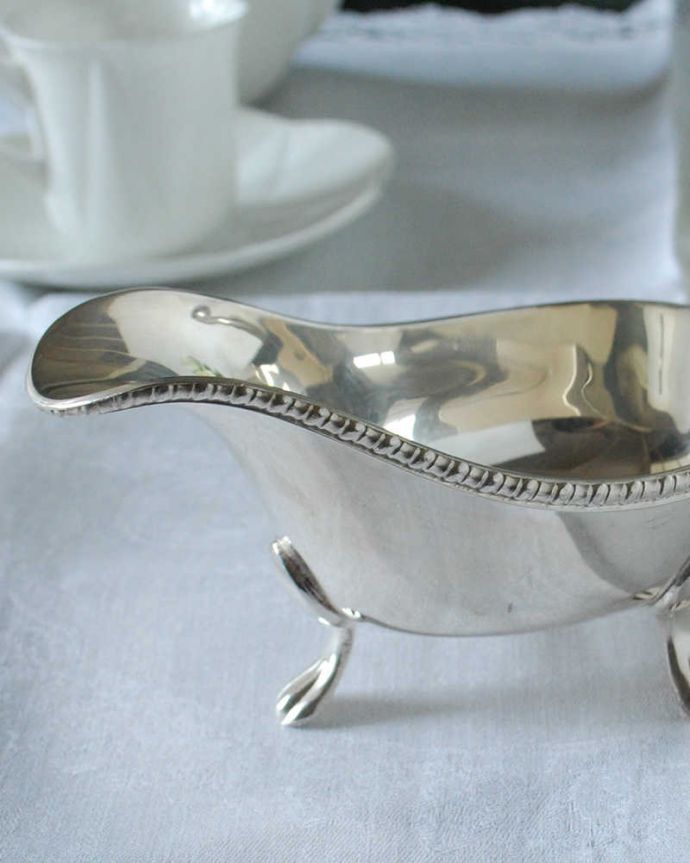アンティーク シルバー製　アンティーク雑貨　ハンドルの曲線も美しいアンティーク シルバープレートのソースポット 。食卓を華やかにしてくれる器日本ではあまり見かけないソースポットですが、意外にもいろんなものを入れて便利に使えます。(h-698-z)