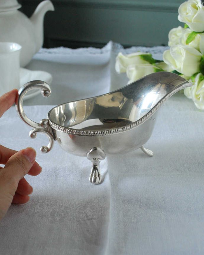 アンティーク シルバー製　アンティーク雑貨　ハンドルの曲線も美しいアンティーク シルバープレートのソースポット 。持ち手もしっかり付いています昔と同じようにソースを入れて使うのはもちろん使い方は自由自在。(h-698-z)