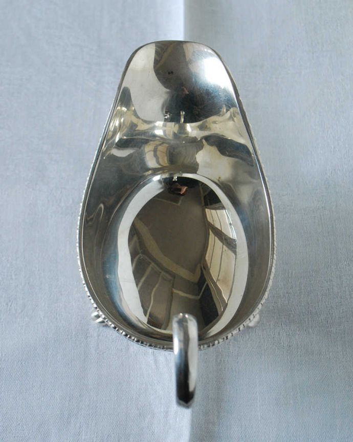 アンティーク シルバー製　アンティーク雑貨　ハンドルの曲線も美しいアンティーク シルバープレートのソースポット 。上から見るとこんな感じですアンティークなので多少のキズやカケがある場合はありますが、使用上問題はありませんのでご了承下さい。(h-698-z)