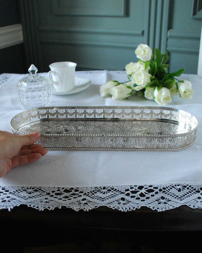 アンティーク シルバー製　アンティーク雑貨　シェフィールド製（sheffield）の英国銀雑貨、アンティークシルバーのオーバルトレイ。たっぷり乗せれる大きめサイズいろんなもの乗せて使える大きなトレイ。(h-702-z)