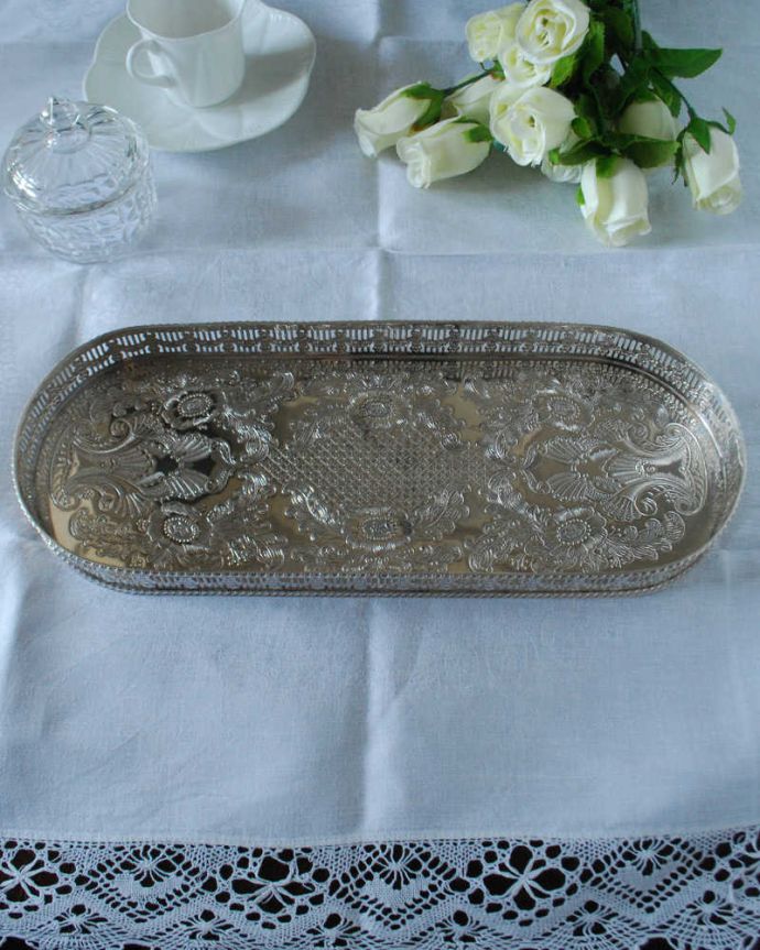 アンティーク シルバー製　アンティーク雑貨　シェフィールド製（sheffield）の英国銀雑貨、アンティークシルバーのオーバルトレイ。上から見るとこんな感じですアンティークなので多少のキズ・汚れがある場合がありますが、使用上問題はありませんので、ご了承下さい。(h-702-z)