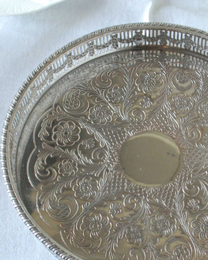 アンティーク シルバー製　アンティーク雑貨　シェフィールド製（sheffield）の美しいギャラリートレイ、アンティークシルバープレート。オトナの輝きを放つアンティークのサルヴァ全体に美しいエングレーヴィング（彫金）が施されているアンティークのサルヴァ。(h-704-z)