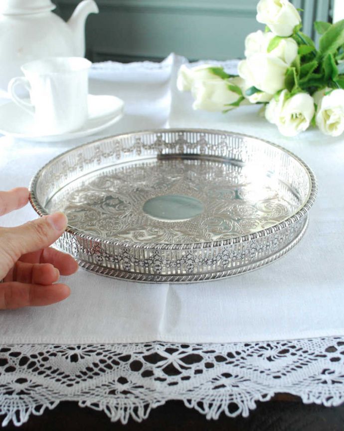 アンティーク シルバー製　アンティーク雑貨　シェフィールド製（sheffield）の美しいギャラリートレイ、アンティークシルバープレート。たっぷり乗せれる大きめサイズいろんなもの乗せて使える大きなトレイ。(h-704-z)