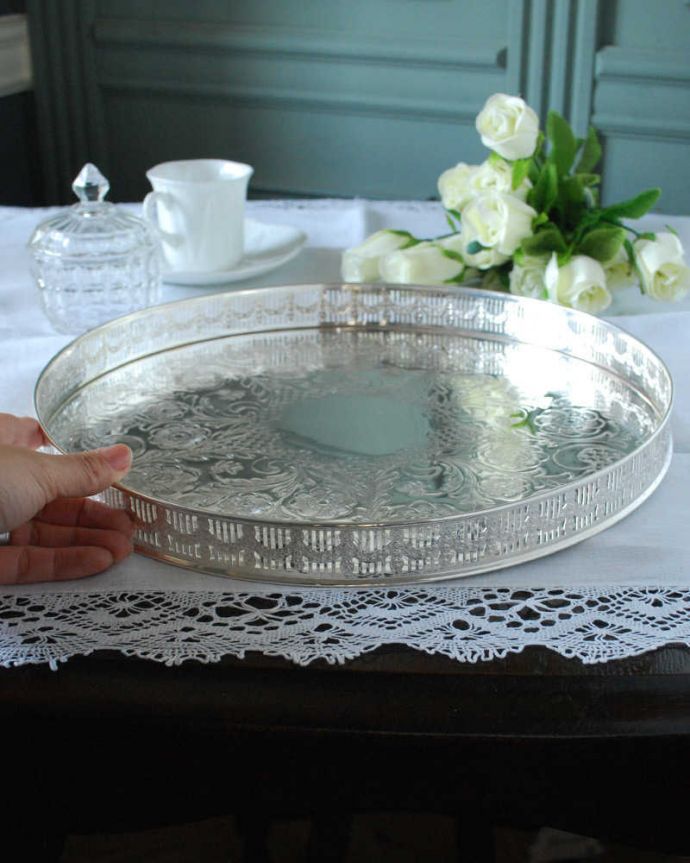 アンティーク シルバー製　アンティーク雑貨　イギリス輸入のシェフィールド製（sheffield）のシルバープレートのギャラリートレイ。たっぷり乗せれる大きめサイズいろんなもの乗せて使える大きなトレイ。(h-708-z)