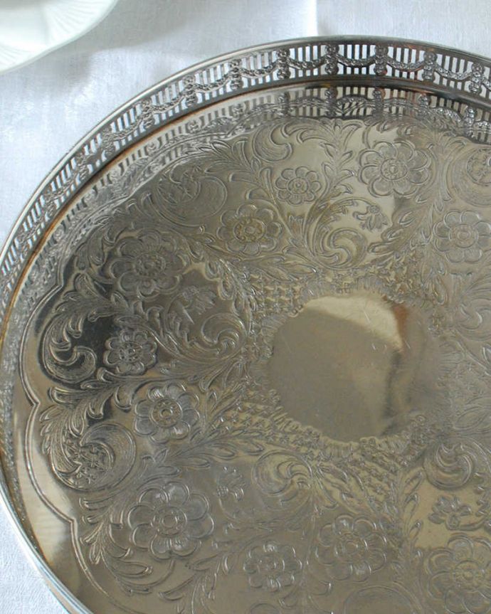 アンティーク シルバー製　アンティーク雑貨　英国から到着したシェフィールド製（sheffield）アンティークシルバーのギャラリートレイ。オトナの輝きを放つアンティークのサルヴァ全体に美しいエングレーヴィング（彫金）が施されているアンティークのサルヴァ。(h-709-z)