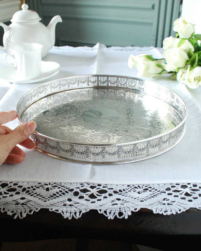アンティーク シルバー製　アンティーク雑貨　英国から到着したシェフィールド製（sheffield）アンティークシルバーのギャラリートレイ。たっぷり乗せれる大きめサイズいろんなもの乗せて使える大きなトレイ。(h-709-z)