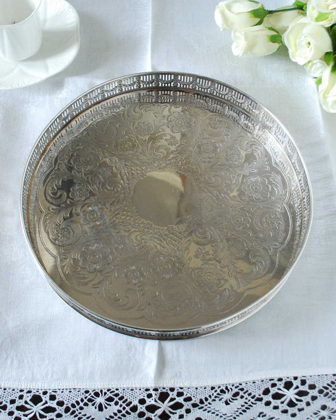 アンティーク シルバー製　アンティーク雑貨　英国から到着したシェフィールド製（sheffield）アンティークシルバーのギャラリートレイ。上から見るとこんな感じですアンティークなので多少のキズ・汚れがある場合がありますが、使用上問題はありませんので、ご了承下さい。(h-709-z)
