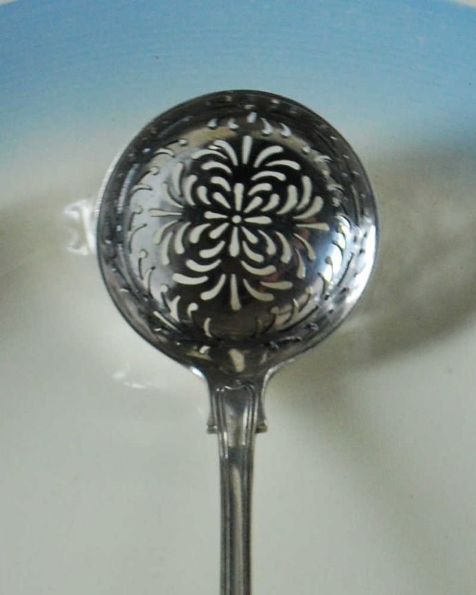 アンティーク シルバー製 アンティーク雑貨 英国の銀のカトラリー、アンティークシルバープレートのシフタースプーン(粉砂糖スプーン)。贅沢極まりないシフタースプーン砂糖が貴重だった時代に、フルーツやお菓子にお砂糖をふりかけるために作られた食通のためのスプーンです。(h-713-z)