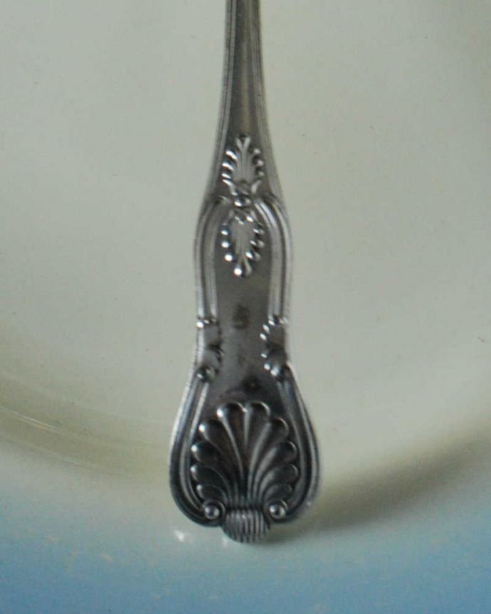アンティーク シルバー製 アンティーク雑貨 英国の銀のカトラリー、アンティークシルバープレートのシフタースプーン(粉砂糖スプーン)。上から見るとこんな感じですアンティークなので多少のキズやカケがある場合はありますが、使用上問題はありませんのでご了承下さい。(h-713-z)