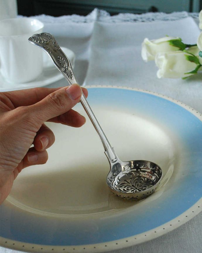 アンティーク シルバー製 アンティーク雑貨 英国の銀のカトラリー、アンティークシルバープレートのシフタースプーン(粉砂糖スプーン)。大きさはコレくらいです食通が使っていたスプーンを日本流で使ってみて下さい。(h-713-z)