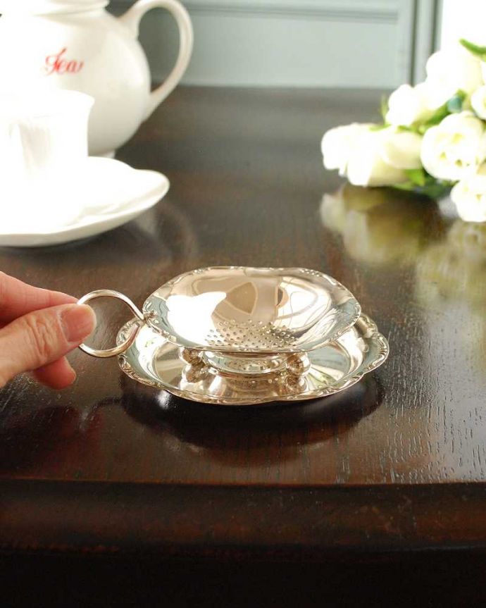 アンティーク シルバー製 アンティーク雑貨 アンティークシルバープレートのteaストレーナー、英国のシルバー雑貨。自宅でも特別な食事の時間が楽しめます。(h-714-z)