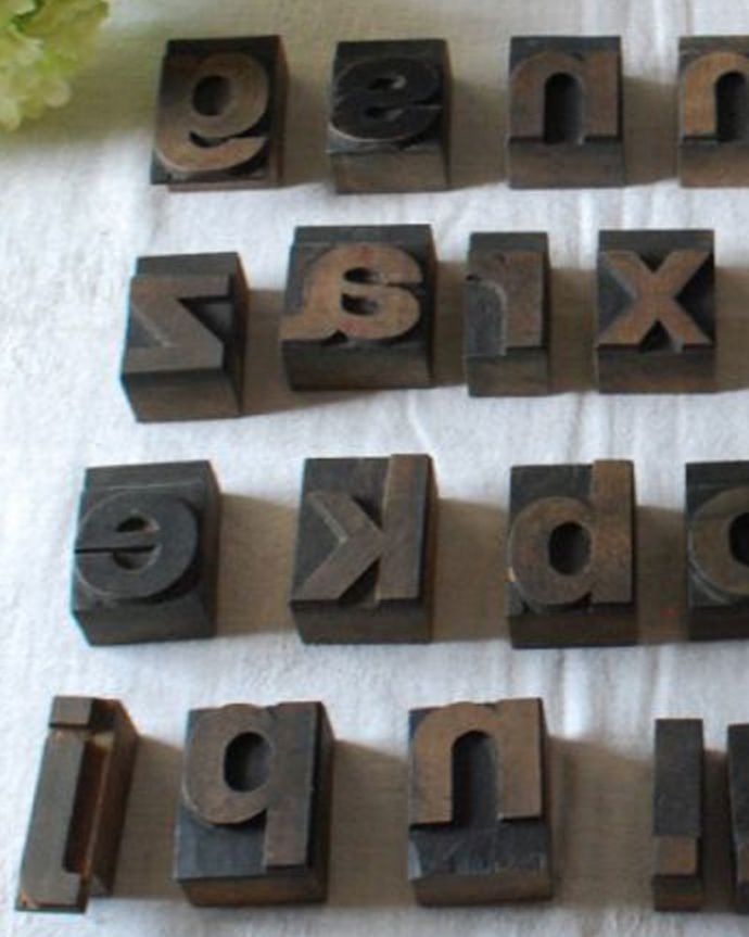 アンティーク その他の雑貨　アンティーク雑貨　イギリスで買い付けてきたアンティークスタンプセット、アルファベット30個セット。全部セットでお届けしますアンティークなので多少のキズ・汚れがある場合があります。(h-718-z)